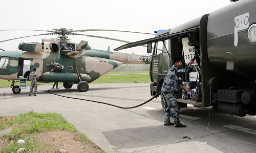4月20日,成都軍區(qū)空軍某場站加油車為成都軍區(qū)陸航戰(zhàn)機(jī)加注燃油。新華社發(fā)(武永斌攝)