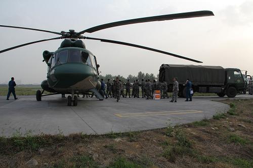 4月20日,成都軍區(qū)陸航某旅官兵在裝運(yùn)救災(zāi)物資。新華社發(fā)(李旭 攝)