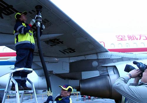 4月24日,工作人員正在向準備進行驗證試飛的飛機加注生物航空燃油。當(dāng)日,東方航空公司在上海虹橋國際機場成功實施我國首次自主產(chǎn)權(quán)生物航空燃油驗證試飛,實施試飛的東航現(xiàn)役空客A-320飛機加注了生物航空燃油后執(zhí)行了1個半小時的驗證飛行,記錄下各項重要數(shù)據(jù)、指標。據(jù)悉,本次試飛加注的生物航空燃油部分是由地溝油和棕櫚油轉(zhuǎn)化。相較于傳統(tǒng)航煤,生物航煤可實現(xiàn)減排二氧化碳55%-92%,不僅可以再生,而且無需對發(fā)動機進行改裝,具有很高的環(huán)保優(yōu)勢。在成功實施國產(chǎn)生物航煤驗證試飛后,東航將進一步在商務(wù)航線上推廣運用,最大程度減少溫室氣體排放。新華社記者 陳飛 攝