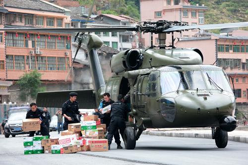 4月24日,成都軍區(qū)第13集團(tuán)軍某陸航旅直升機(jī)把救災(zāi)物資運(yùn)送到災(zāi)區(qū)寶興縣。 當(dāng)日,成都軍區(qū)第13集團(tuán)軍某陸航旅計(jì)劃出動(dòng)8批16架飛機(jī),前往蘆山、寶興、太平、大川等地震重災(zāi)區(qū)運(yùn)送急需生活用品,包括棉被、大衣、帳篷、水、方便面等急需生活用品。截至發(fā)稿時(shí),這個(gè)陸航旅已運(yùn)送12噸救災(zāi)物資到災(zāi)區(qū)各地。新華社記者 李剛 攝