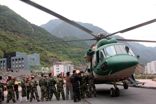 4月24日,成都軍區(qū)第13集團(tuán)軍某陸航旅直升機(jī)把救災(zāi)物資運(yùn)送到災(zāi)區(qū)寶興縣。新華社記者 李剛 攝