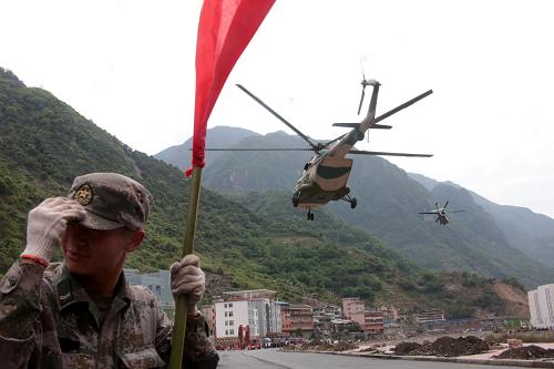 4月24日,成都軍區(qū)第13集團(tuán)軍某陸航旅直升機(jī)把救災(zāi)物資運(yùn)送到災(zāi)區(qū)寶興縣后離開(kāi)。新華社記者 李剛 攝