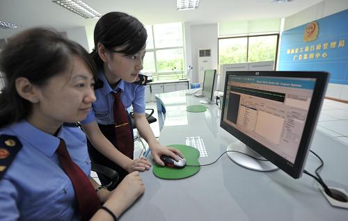 4月24日,??谑泄ど叹值墓ぷ魅藛T在監(jiān)控虛假醫(yī)療廣告。海南工商局重拳出擊,打擊醫(yī)藥類虛假違法廣告,廣告監(jiān)測中心對報紙、廣播、電視等媒體發(fā)布的醫(yī)藥類廣告實行24小時監(jiān)測,一旦發(fā)現(xiàn)涉嫌違法醫(yī)藥廣告,將在第一時間向媒體下達(dá)行政告誡書,責(zé)令立即停止發(fā)布。新華社記者 趙穎全 攝