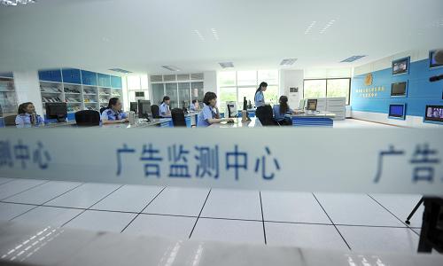 4月24日,??谑泄ど叹值墓ぷ魅藛T在監(jiān)控虛假醫(yī)療廣告。新華社記者 趙穎全 攝