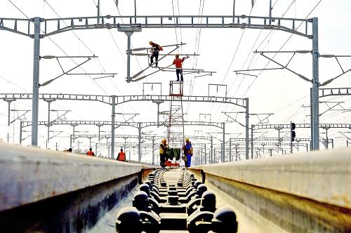 4月27日,中鐵電氣化局集團(tuán)的施工人員在秦皇島火車站西側(cè)檢查剛剛完工的架線用腕臂緊固效果。當(dāng)日,記者從中鐵電氣化局集團(tuán)津秦鐵路客運(yùn)專線項(xiàng)目部獲悉,目前津(天津)秦(秦皇島)鐵路客運(yùn)專線“四電(電力、電力牽引供電、通信、信號)”系統(tǒng)集成線路架設(shè)工程全部完工,5月中旬將展開全線聯(lián)調(diào)聯(lián)試。津秦客運(yùn)專線正線全長261公里,全線設(shè)天津、濱海、濱海北、唐山、灤河、北戴河、秦皇島7站。建成通車后,天津至秦皇島僅需1小時(shí)車程。