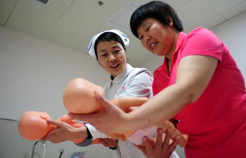 在甘肅省婦幼保健院,“金牌月嫂”黃鳳翠在教師指導(dǎo)下進行嬰幼兒護理的培訓(xùn)(4月26日攝)。2008年,甘肅省婦聯(lián)與省婦幼保健院共同啟動了“隴原月嫂”免費培訓(xùn)項目,5年來,共開設(shè)培訓(xùn)班26期,培養(yǎng)月嫂3200余名。在幫助婦女再就業(yè)的同時,也使得“隴原月嫂”這一服務(wù)品牌走上了專業(yè)化、規(guī)范化的發(fā)展道路。甘肅省婦幼保健院計劃在未來2至3年內(nèi),繼續(xù)面向社會舉辦免費培訓(xùn)班,培養(yǎng)萬名“隴原月嫂”,讓一批專業(yè)素質(zhì)高、技術(shù)能力強的高級月嫂在社會上脫穎而出。