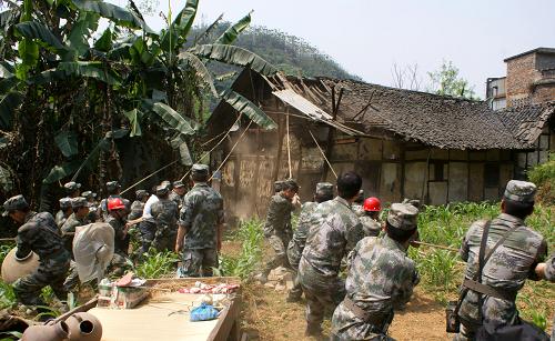 4月27日,成都軍區(qū)駐川某工兵團(tuán)在宜賓市長(zhǎng)寧縣雙河鎮(zhèn)大戶村拆除一座老舊危樓。4月25日6時(shí)10分,在四川省宜賓市興文縣附近發(fā)生4.8級(jí)地震。地震發(fā)生后,成都軍區(qū)駐川某工兵團(tuán)緊急出動(dòng)馳援震中長(zhǎng)寧縣雙河鎮(zhèn),3天時(shí)間進(jìn)村入戶勸說(shuō)轉(zhuǎn)移群眾1800余人,搭建帳篷305頂,排查受損房屋492戶,拆除危房368間。