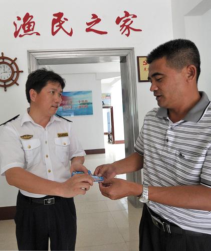 4月27日,三沙海事局的工作人員將安全便民服務(wù)卡送到瓊海市潭門鎮(zhèn)漁業(yè)協(xié)會會長丁之樂手中。海南即將進(jìn)入臺風(fēng)多發(fā)季節(jié),三沙海事局的工作人員來到南沙漁民聚集的瓊海市潭門鎮(zhèn)開展安全宣講活動,向漁民們發(fā)放安全便民服務(wù)卡,講解海上安全航行規(guī)定,提高漁民海上安全意識。
