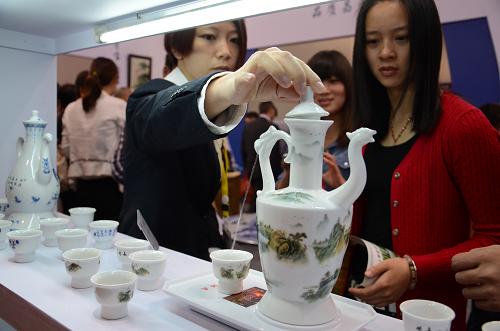 4月27日,參觀者在義烏文博會(huì)景德鎮(zhèn)陶瓷館觀賞陶瓷工藝品。當(dāng)日,為期4天的第8屆中國(guó)義烏文化產(chǎn)品交易博覽會(huì)在浙江義烏國(guó)際博覽中心開(kāi)幕。本屆文博會(huì)以“打造文化產(chǎn)品交易平臺(tái),推動(dòng)文化產(chǎn)業(yè)跨越發(fā)展”為主題,共設(shè)8個(gè)展館、3320個(gè)國(guó)際標(biāo)準(zhǔn)展位。主辦方預(yù)計(jì),本屆文博會(huì)將吸引國(guó)內(nèi)外專業(yè)采購(gòu)商90000余人,實(shí)現(xiàn)經(jīng)貿(mào)成交額48億元以上。