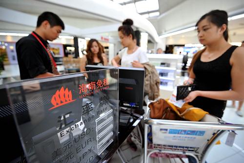 4月27日,旅客在??诿捞m機(jī)場(chǎng)免稅店柜臺(tái)結(jié)算。2011年4月20日,離島免稅政策在海南正式實(shí)施。兩年來海關(guān)監(jiān)管的三亞、海口兩家免稅店針對(duì)離島旅客銷售免稅品676萬件,銷售金額46.8億元,購(gòu)買人數(shù)約194萬人次。作為中央為海南國(guó)際旅游島建設(shè)提供的含金量最高、影響最廣泛的政策之一,離島免稅直接推動(dòng)了海南旅游業(yè)的轉(zhuǎn)型升級(jí)。