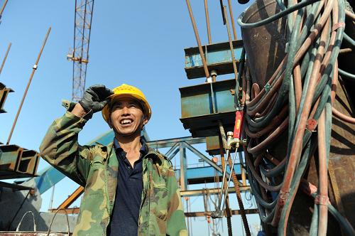 4月27日,在中鐵四局合福鐵路安徽段站前一標(biāo)項目施工現(xiàn)場,來自貴州的58歲工人楊光道在工地上。“五一”勞動節(jié)臨近,中鐵四局合福高鐵安徽段南淝河特大橋上跨合寧高速(90+180+90)M連續(xù)梁項目的工人們奮戰(zhàn)在工地一線,為確保高鐵建設(shè)及相關(guān)工程的穩(wěn)步推進(jìn)揮灑汗水。