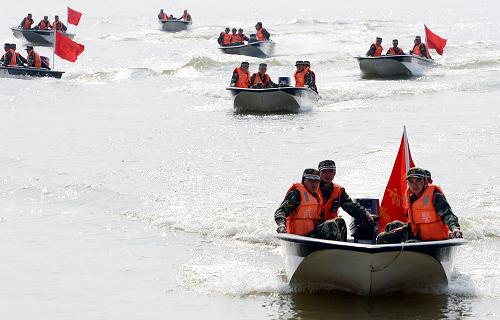 4月27日,武警江西總隊(duì)一支隊(duì)三大隊(duì)官兵在贛江南昌段進(jìn)行船艇防汛訓(xùn)練。自4月江西進(jìn)入主汛期以來(lái),武警江西總隊(duì)為做好防大汛的充分準(zhǔn)備,結(jié)合不同水域,采取多種編組隊(duì)形,靈活運(yùn)用戰(zhàn)術(shù)戰(zhàn)法,展開(kāi)水上搶險(xiǎn)救援綜合訓(xùn)練。