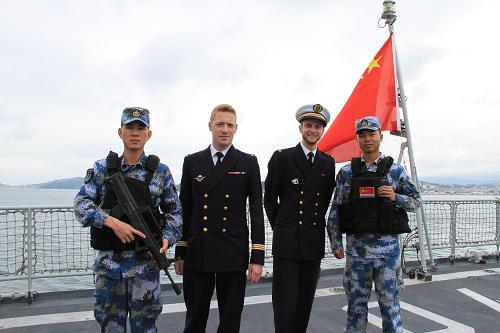 4月27日,在法國土倫港,中國海軍第十三批護(hù)航編隊(duì)隊(duì)員同法國海軍軍官合影。新華社記者韋巍攝