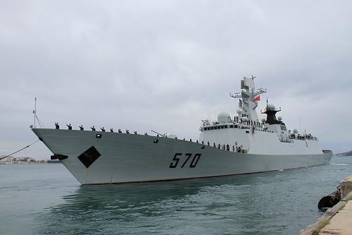 4月27日,中國海軍第十三批護(hù)航編隊(duì)駛離法國土倫港。新華社記者韋巍攝