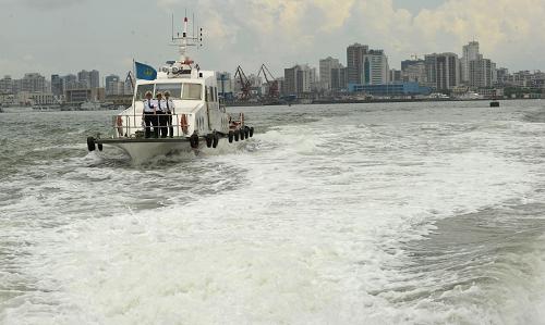 4月28日,??诤J戮值墓ぷ魅藛T駕駛執(zhí)法船在瓊州海峽執(zhí)法。海南海事局近日啟動了“春潮行動”,全面推出十大舉措服務(wù)海南國際旅游島建設(shè),以優(yōu)質(zhì)高效的海事服務(wù)助推海南海洋經(jīng)濟(jì)發(fā)展和海南海洋強(qiáng)省戰(zhàn)略。新華社記者 趙穎全 攝