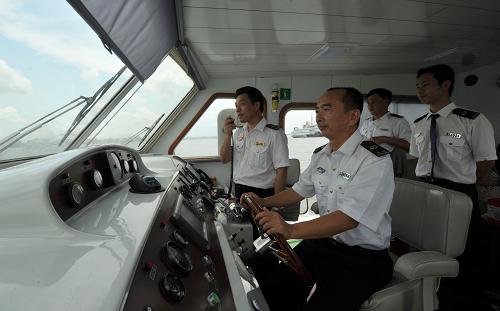 海南海事局近日啟動了“春潮行動”,全面推出十大舉措服務(wù)海南國際旅游島建設(shè),以優(yōu)質(zhì)高效的海事服務(wù)助推海南海洋經(jīng)濟(jì)發(fā)展和海南海洋強(qiáng)省戰(zhàn)略。新華社記者 趙穎全 攝