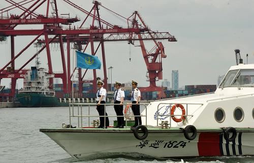海南海事局近日啟動了“春潮行動”,全面推出十大舉措服務(wù)海南國際旅游島建設(shè),以優(yōu)質(zhì)高效的海事服務(wù)助推海南海洋經(jīng)濟(jì)發(fā)展和海南海洋強(qiáng)省戰(zhàn)略。新華社記者 趙穎全 攝
