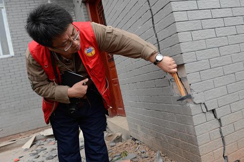 4月28日,在雅安市上里鎮(zhèn),中國地震局地質(zhì)研究所工作人員在檢查村民房屋受損情況。四川省蘆山“4·20”地震發(fā)生后,災區(qū)民房普遍受損。近日中國地震局工作人員在雅安受災城鄉(xiāng)開展受損房屋情況普查,挨家挨戶為受災群眾勘察房屋情況,為災后重建積累數(shù)據(jù)資料。根據(jù)四川省政府4月25日發(fā)布的數(shù)據(jù),此次地震共造成雅安8區(qū)縣近26萬間住房倒塌,近52萬多間房屋嚴重受損。多數(shù)立而不倒的民房已成“站立的廢墟”,無法繼續(xù)使用。新華社記者 李橋橋 攝