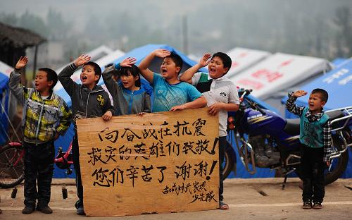 4月28日,蘆山縣龍門鄉(xiāng)古城村的孩子站在路邊向各路援助人員致謝。目前,四川省蘆山“4·20”7.0級強烈地震抗震救災進入過渡安置階段,震區(qū)的孩子們站在路邊,向來往的援助人員致以謝意和敬意。新華社記者 江宏景 攝