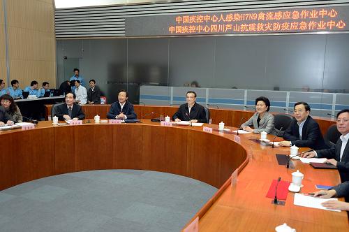 這是在中國疾控中心疫情會商室,李克強(qiáng)通過視頻連線向浙江省負(fù)責(zé)同志、四川蘆山縣疾控中心負(fù)責(zé)人了解禽流感防控和地震災(zāi)區(qū)防疫情況。 新華社記者 李濤 攝