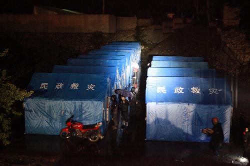 四川寶興縣穆坪鎮(zhèn)冷木溝的農(nóng)戶轉移到安全區(qū)域休息(4月29日攝)。新華社發(fā)(郭文堯 攝)