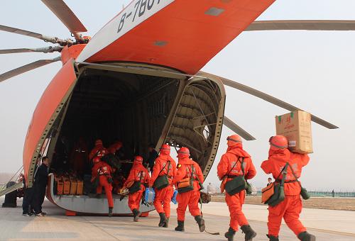 4月30日,在黑龍江省大興安嶺地區(qū)加格達(dá)奇航空護(hù)林站,武警黑龍江省森林總隊(duì)大興安嶺支隊(duì)官兵登上米-26直升機(jī),準(zhǔn)備進(jìn)行巡護(hù)。當(dāng)日,中國(guó)飛龍通用航空有限公司的重型運(yùn)輸直升機(jī)“米-26直升機(jī)”在大興安嶺林區(qū)執(zhí)行2013年度首次載人巡護(hù)任務(wù),空中排查林區(qū)的火情隱患。據(jù)了解,這架米-26直升機(jī)是從俄羅斯購(gòu)進(jìn)的重型直升機(jī),最大載荷重量20噸,運(yùn)力相當(dāng)于大約10架中型直升機(jī),是目前世界上載重量最大的直升機(jī),被稱為空中“巨無(wú)霸”。新華社發(fā)(王齊勝 攝)