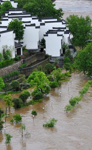 4月30日,江西省婺源縣濱江公園被淹。新華社發(fā)(胡敦煌 攝)