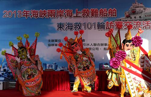 4月30日,當(dāng)?shù)氐谋硌輬F(tuán)體在歡迎大陸海上專業(yè)救助船“東海救101”輪抵達(dá)高雄港的儀式上表演。新華社記者 謝秀棟 攝