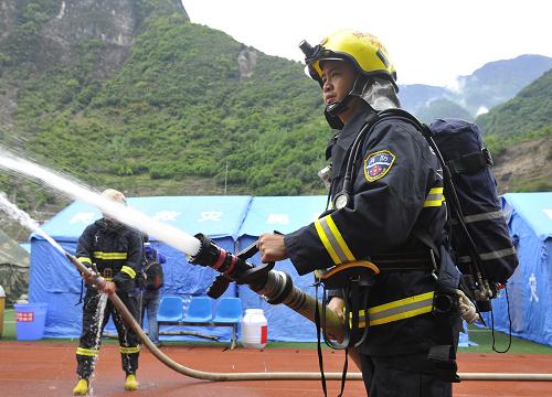5月2日,消防隊(duì)員在模擬演練中用水槍“滅火”。新華社記者 魯鵬 攝