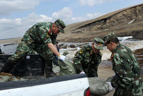 駐內(nèi)蒙古新巴爾虎左旗的武警官兵在加固阿拉坦水庫大壩。新華社發(fā)(青春攝)