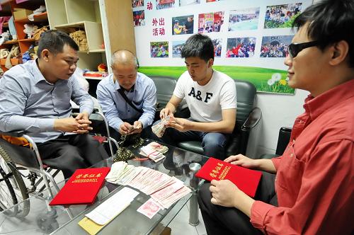 5月2日,福州市自強(qiáng)手工互助社郭兵(左一)、臺(tái)江區(qū)盲人協(xié)會(huì)林鵬(右一)和福建天新公益園愛(ài)心超市任成杉(右二)在清點(diǎn)委托轉(zhuǎn)交的善款。當(dāng)日,由福州殘疾人組成的“福州市自強(qiáng)手工互助社”和臺(tái)江區(qū)盲人協(xié)會(huì)的殘疾朋友將近日舉行義賣(mài)活動(dòng)籌集的善款和募捐款共8636.6元,委托福建天新公益園轉(zhuǎn)交給四川省蘆山地震災(zāi)區(qū)的殘疾朋友。福建的殘疾朋友希望盡他們的微薄之力,把這份愛(ài)心和祝福獻(xiàn)給蘆山的殘疾朋友。新華社記者 林善傳 攝