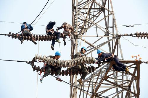5月3日,國家電網(wǎng)秦皇島電力公司輸電工區(qū)員工在清掃電網(wǎng)設備。當日,國家電網(wǎng)秦皇島電力公司輸電工區(qū)員工對220千伏徐莊變電站至李莊變電站轄區(qū)內電網(wǎng)設施設備進行春季檢修作業(yè),確保春耕和夏季負荷高峰期間電網(wǎng)安全可靠運行。新華社發(fā)(楊建校 攝)