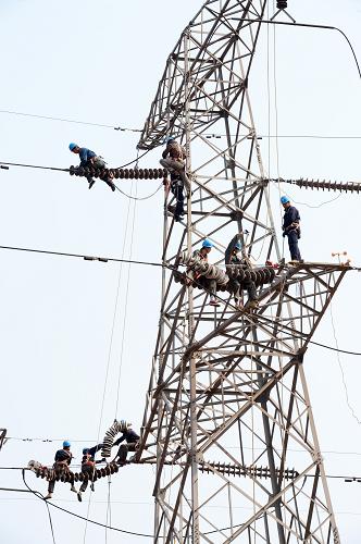 5月3日,國家電網(wǎng)秦皇島電力公司輸電工區(qū)員工在清掃電網(wǎng)設備。新華社發(fā)(楊建校 攝)