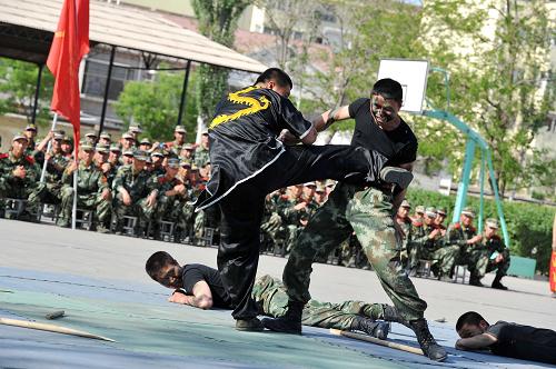 5月3日,在武警寧夏總隊(duì)直屬支隊(duì)的營(yíng)地內(nèi),戰(zhàn)士們正在進(jìn)行武術(shù)實(shí)戰(zhàn)表演。當(dāng)日,武警寧夏總隊(duì)直屬支隊(duì)舉行青年戰(zhàn)士特色文化演出,戰(zhàn)士們表演了合唱、腰鼓、武術(shù)等文藝節(jié)目,慶祝“五四”青年節(jié)的到來(lái)。新華社記者 彭昭之 攝