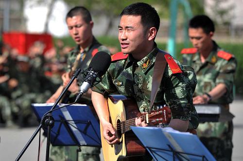 5月3日,在武警寧夏總隊(duì)直屬支隊(duì)的營(yíng)地內(nèi),戰(zhàn)士們正在演唱歌曲。新華社記者 彭昭之 攝