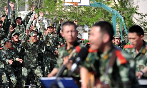 5月3日,在武警寧夏總隊(duì)直屬支隊(duì)的營(yíng)地內(nèi),戰(zhàn)士們?yōu)閼?zhàn)友的演出歡呼。新華社記者 彭昭之 攝