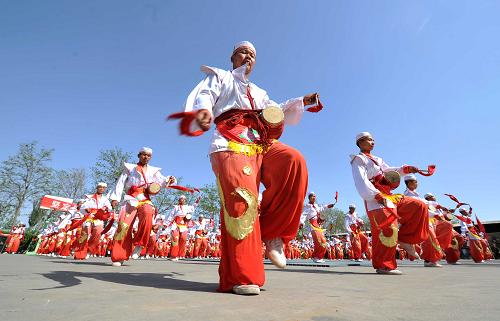 5月3日,在武警寧夏總隊(duì)直屬支隊(duì)的營(yíng)地內(nèi),戰(zhàn)士們正在表演腰鼓。新華社記者 彭昭之 攝