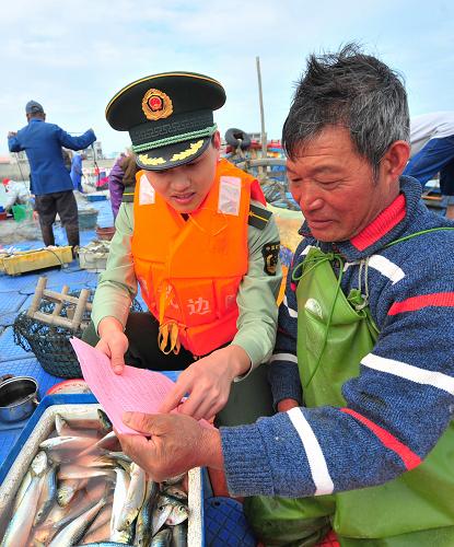 5月3日,泉州邊防民警在向漁民介紹伏季休漁的起止時(shí)間和相關(guān)政策。新華社記者 魏培全 攝