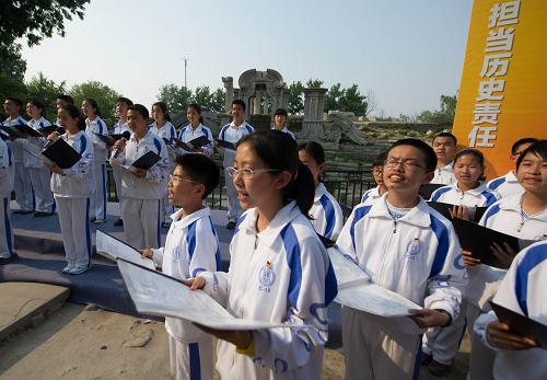 5月3日,新團員在圓明園遺址公園的大水法朗誦詩歌《青春之魂》。新華社記者 羅曉光 攝