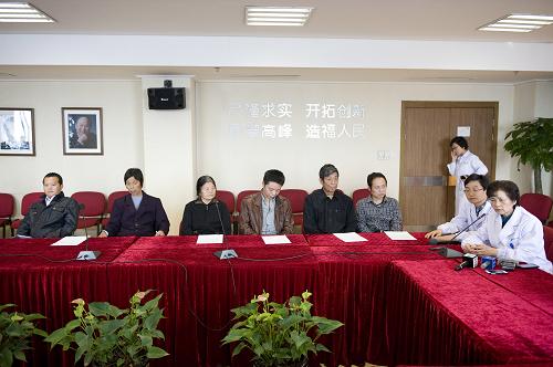 5月3日,全國(guó)首例采用人工肝和人工肺聯(lián)合治療的H7N9禽流感極度重癥患者曹先生(左一)與其他治愈患者一起與媒體見面。新華社發(fā)(楊曉軒 攝)