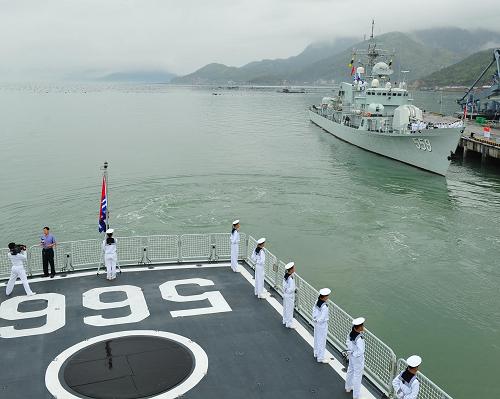 5月6日,海軍東海艦隊(duì)遠(yuǎn)海訓(xùn)練艦艇編隊(duì)?wèi)鸦灒ㄇ埃?、佛山艦(后)從福建某軍港起航。?dāng)日,由海軍東海艦隊(duì)3艘軍艦組成的艦艇編隊(duì)離開福建某軍港,赴西太平洋進(jìn)行戰(zhàn)備巡邏遠(yuǎn)海實(shí)戰(zhàn)化訓(xùn)練。這次訓(xùn)練由東海艦隊(duì)某基地首次組織兩艘導(dǎo)彈護(hù)衛(wèi)艦懷化艦和佛山艦以及綜合補(bǔ)給艦千島湖艦,開展護(hù)衛(wèi)艦編隊(duì)?wèi)?zhàn)備巡邏和晝夜連續(xù)航行、綜合攻防、艦機(jī)協(xié)同、非戰(zhàn)爭(zhēng)軍事行動(dòng)等課目。這次訓(xùn)練是海軍年度軍事訓(xùn)練工作的一部分,也是中國(guó)海軍2013年以來(lái)第四次組織艦艇編隊(duì)赴西太平洋開展遠(yuǎn)海訓(xùn)練。在國(guó)際海域進(jìn)行遠(yuǎn)海訓(xùn)練是世界各國(guó)海軍的通行做法,符合國(guó)際法和國(guó)際慣例。新華社發(fā)(胡鍇冰 攝)