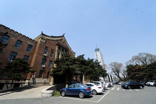 這是原偽滿洲國(guó)交通部舊址(5月7日攝)。該建筑現(xiàn)為白求恩醫(yī)科大學(xué)預(yù)防醫(yī)學(xué)院。新華社記者 許暢 攝