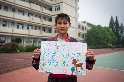5月10日,13歲的藏族孩子斯英剛祝福家鄉(xiāng)的爺爺奶奶身體健康。當(dāng)日,合肥市瑤海區(qū)蚌埠路第四小學(xué)的幾名四川籍藏族小朋友在汶川地震五周年之際,用手中的彩筆寫下了對家鄉(xiāng)祝福的寄語和對未來生活的憧憬。2008年汶川地震后,由于當(dāng)?shù)亟逃Y源緊張,四川省阿壩州黑水縣維漁村的6名小朋友來到安徽省合肥市繼續(xù)他們的學(xué)業(yè)。新華社記者 杜宇 攝5月10日,藏族姐妹宋拉(右)和蘇蘭姐祝福家鄉(xiāng)越變越好。