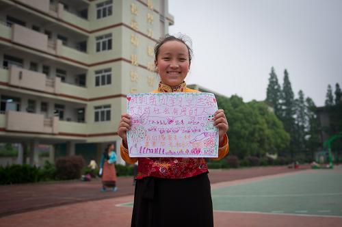 5月10日,14歲的藏族孩子蘭英花表達對家鄉(xiāng)的思念和未來的憧憬。新華社記者 杜宇 攝