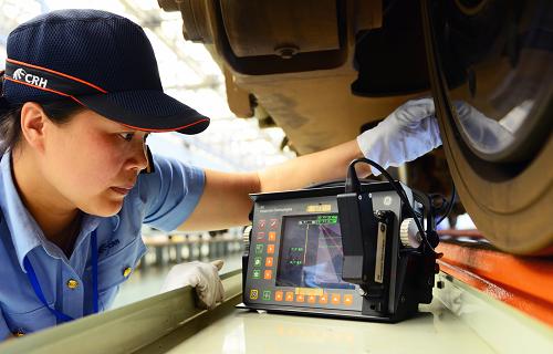 5月10日,雷立在進(jìn)行相控輪輞探傷。雷立,成都鐵路局車輛段動(dòng)車所探傷班工長(zhǎng)。她在探傷崗位上干了23年,檢測(cè)出較為典型的隱患共計(jì)32次。2009年,雷立來(lái)到成都鐵路局車輛段動(dòng)車所工作后,將每一次工作都當(dāng)成第一次,要求無(wú)缺陷,確保動(dòng)車組空心軸探傷工作萬(wàn)無(wú)一失。雷立在工作中摸索創(chuàng)立了“校、潔、全、比、驗(yàn)”動(dòng)車組五字探傷工作法,實(shí)現(xiàn)安全風(fēng)險(xiǎn)超前防范、探傷過(guò)程全面受控,如今以她名字命名的“雷立探傷崗”被確定為全路的創(chuàng)先爭(zhēng)優(yōu)示范崗。新華社發(fā)(胡嘉巖 攝)