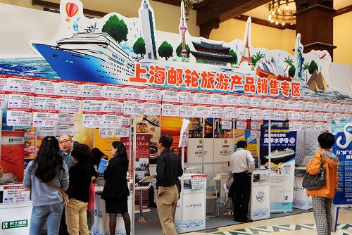 5月10日,參觀者在2013上海世界旅游博覽會上了解郵輪旅游信息。新華社發(fā)(朱嵐 攝)