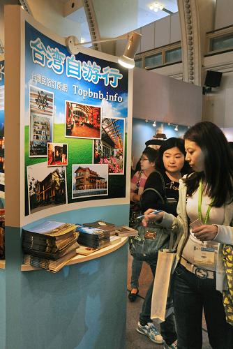 5月10日,參觀者在2013上海世界旅游博覽會上了解赴臺灣自由行的旅游信息。新華社發(fā)(朱嵐 攝)