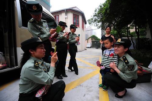 5月10日,小弘揚(yáng)與久未見面的“兵媽媽”們合影。新華社記者 沈鵬 攝
