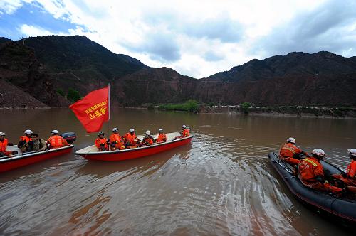 5月13日,昌都消防官兵在地震演練現(xiàn)場(chǎng)進(jìn)行水域搜救。新華社記者文濤攝