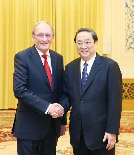 5月14日,全國(guó)政協(xié)主席俞正聲在北京人民大會(huì)堂會(huì)見愛爾蘭議會(huì)眾議長(zhǎng)巴雷特、參議長(zhǎng)伯克。這是俞正聲和愛爾蘭議會(huì)眾議長(zhǎng)巴雷特握手。新華社記者姚大偉攝